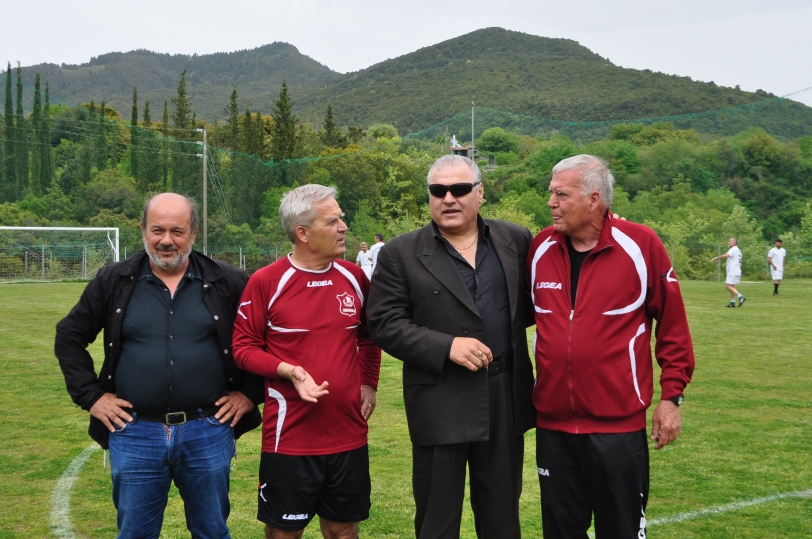 &Pi;&alpha;&rho;&alpha;&delta;ό&theta;&eta;&kappa;&alpha;&nu; &tau;&alpha; &chi;&rho;ή&mu;&alpha;&tau;&alpha;, &alpha;&pi;ό &tau;&omicron;&nu; &phi;&iota;&lambda;&alpha;&nu;&theta;&rho;&omega;&pi;&iota;&kappa;ό &alpha;&gamma;ώ&nu;&alpha; &mu;&epsilon; &tau;&omicron;&nu; &Alpha;.&Omicron; &Beta;ό&lambda;&omicron;&upsilon;, &sigma;&epsilon; &alpha;&nu;&alpha;&xi;&iota;&omicron;&pi;&alpha;&theta;&omicron;ύ&nu;&tau;&alpha; &sigma;&upsilon;&mu;&pi;&omicron;&lambda;ί&tau;&eta; &mu;&alpha;&sigmaf;